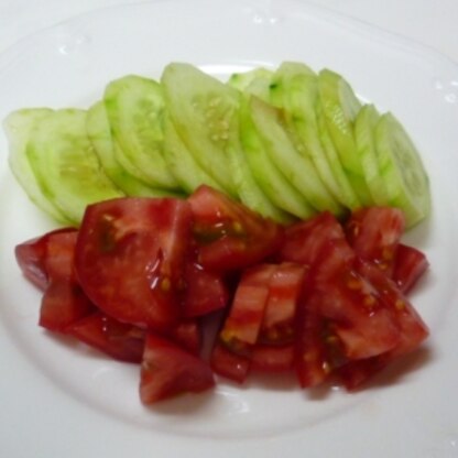 サラダ菜がなかったので、きゅうりとトマトで作りました^^
簡単で美味しかったです♪
ごちそう様でした＼(^o^)／